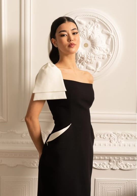 Elegant Asymmetrical Dress With Contrasting White Detachable Capelet -   PALMA PARIS