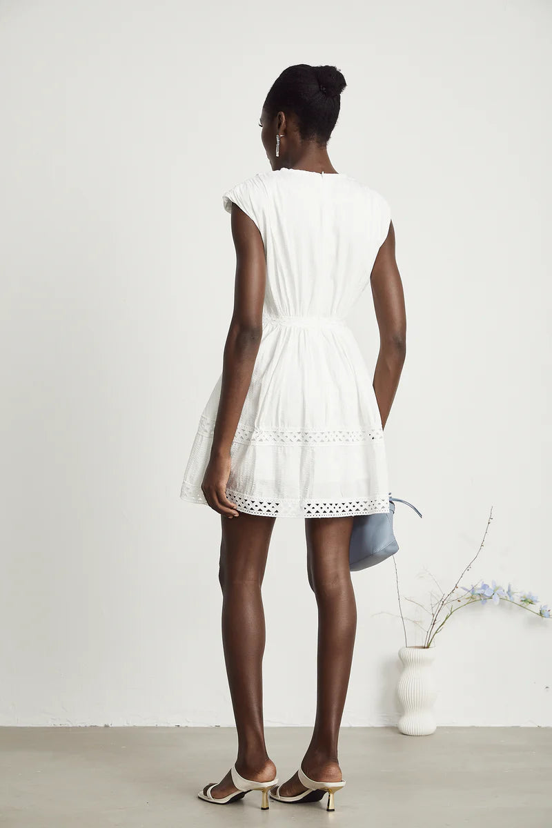 Anaïs découpé à faux-pearl en mini-robe ornée