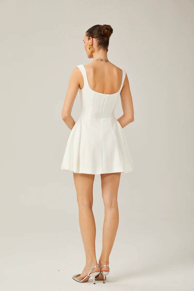 Félicitation blanche sans manches évasées mini robe