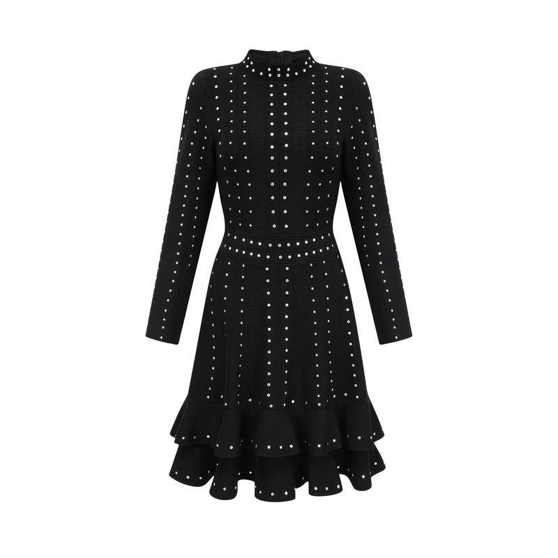 Fabienne noire embelli une mini robe en tricot à volants