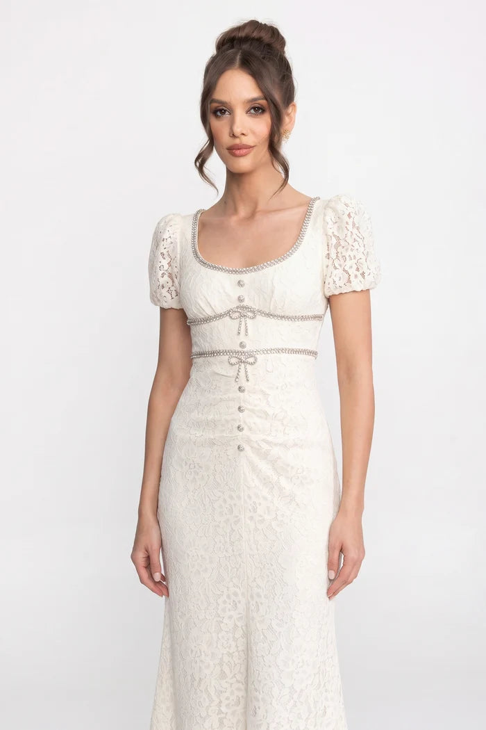 Robe en dentelle à manches courtes avec manches bouffantes courtes et décolleté - ivoire