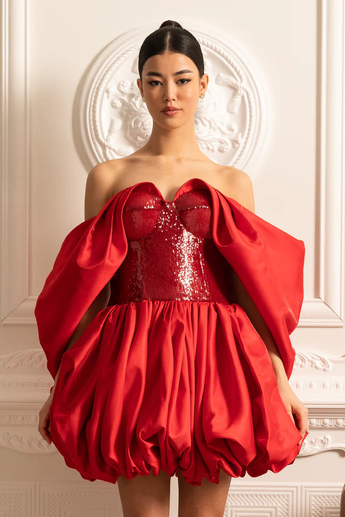 Off -Shoulder -Kleid mit voluminösem Rock und fließenden Ärmeln - rot