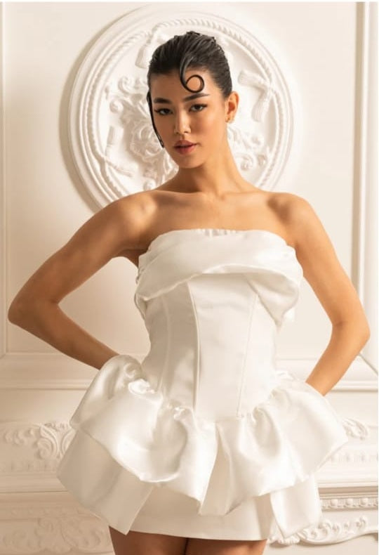 Mini robe satinée avec corsage ajusté et jupe à volants - blanc