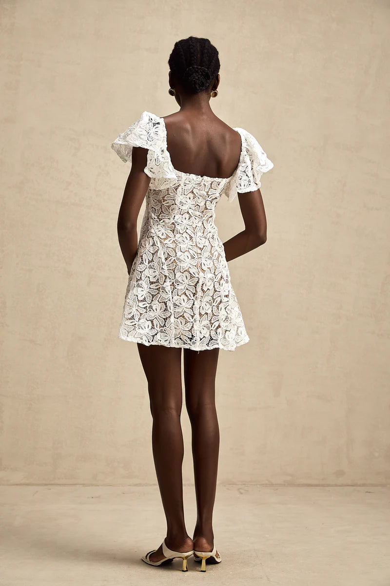 Esmée Flutter-Sheeve en dentelle Robe en blanc