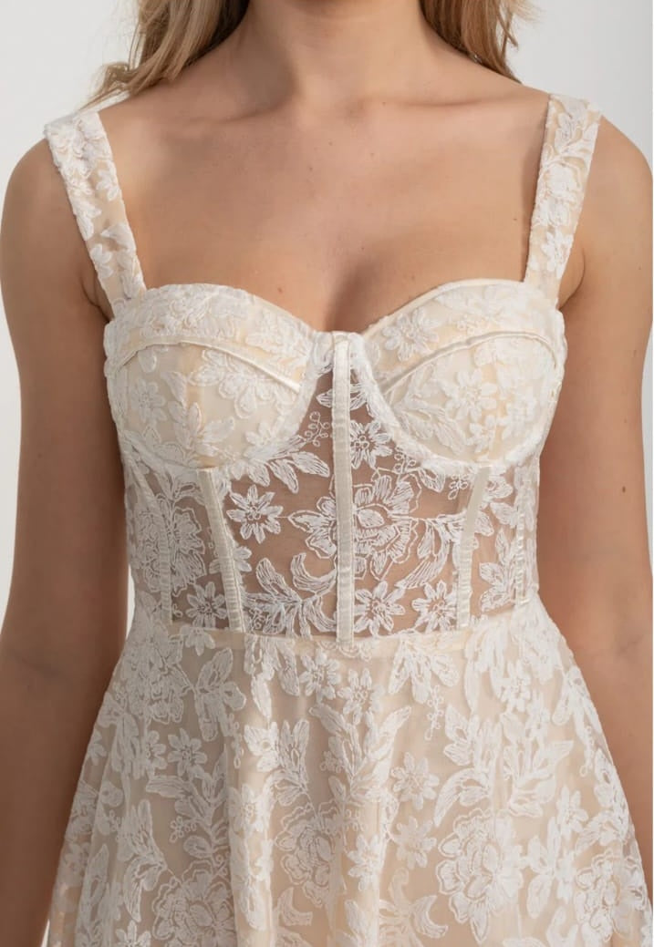 Elegant Lace Dress With Fitted Bodice And Delicate Floral Patterns - Ivoire