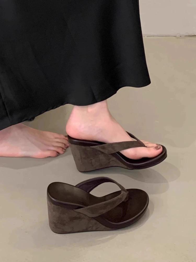 Classic Curve Wedge Sandals