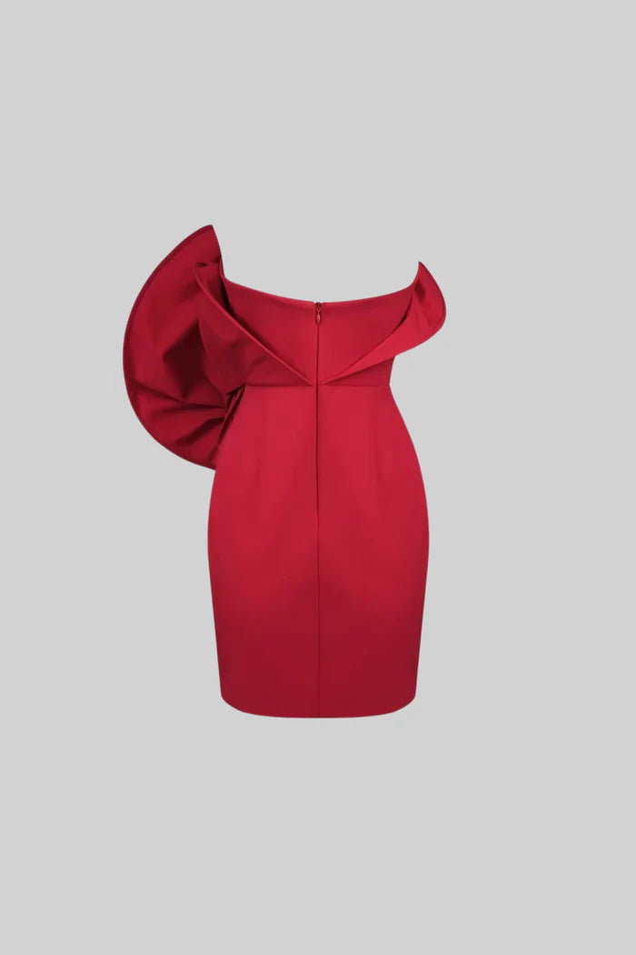 Mini-robe asymétrique à épaules dénudées avec embellissement rose surdimensionné - rouge