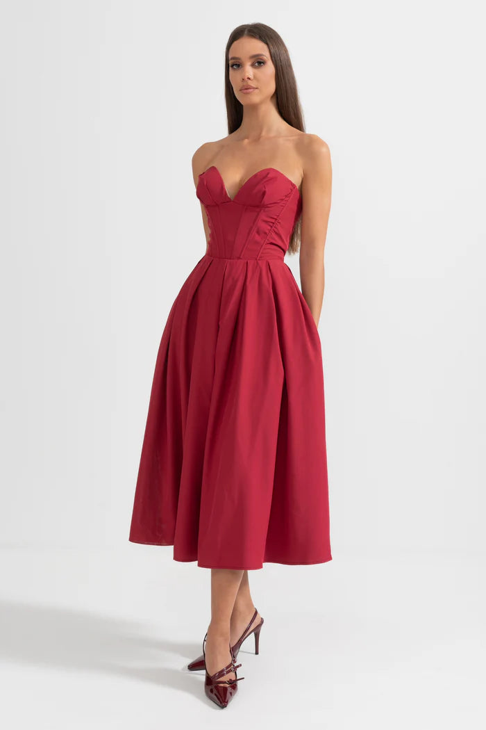 Sophisticated Strapless Midi Dress with Fitted Bodice