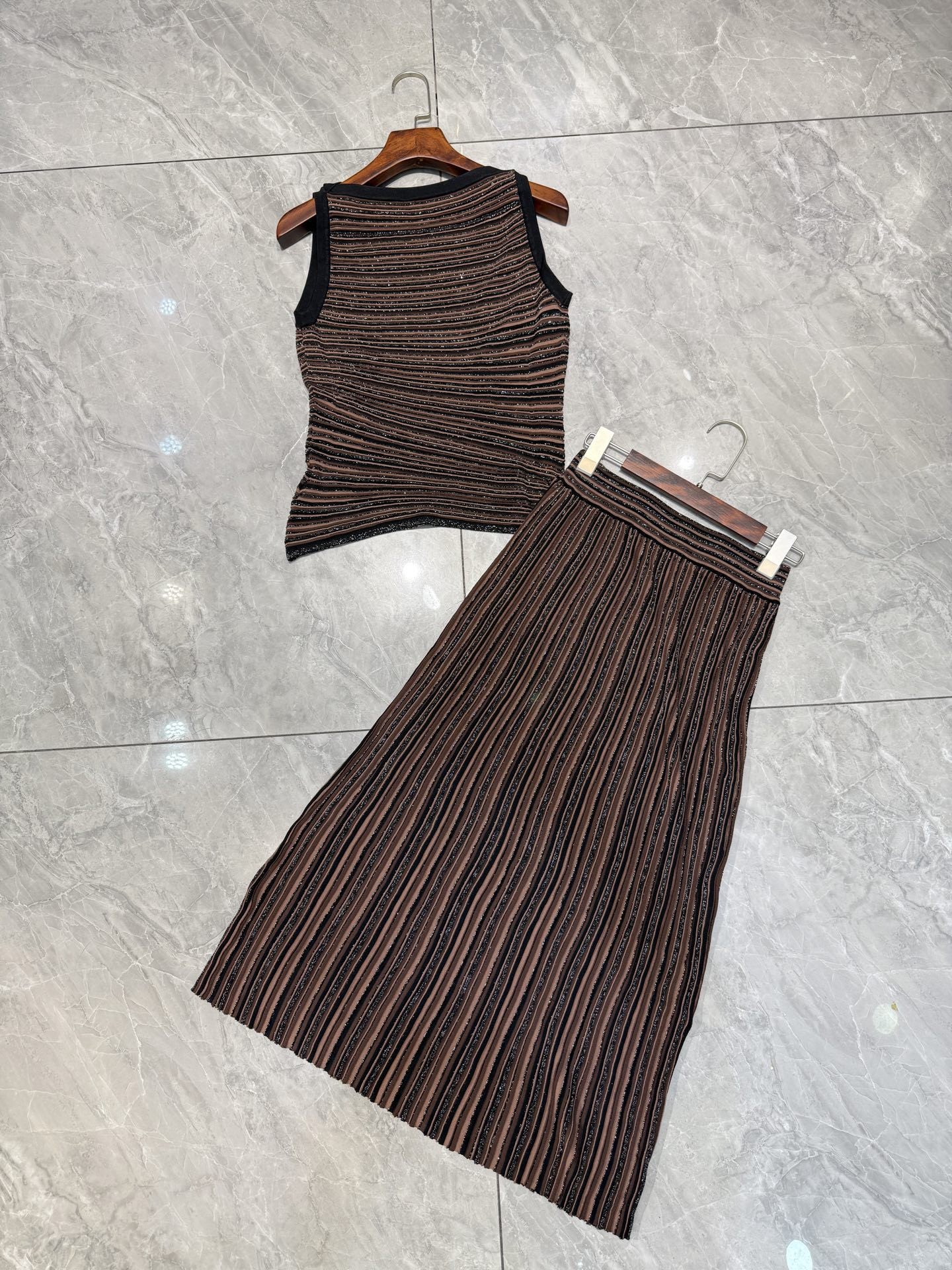 Sleeveless Vest + Stripesd Skirt Two-Piece