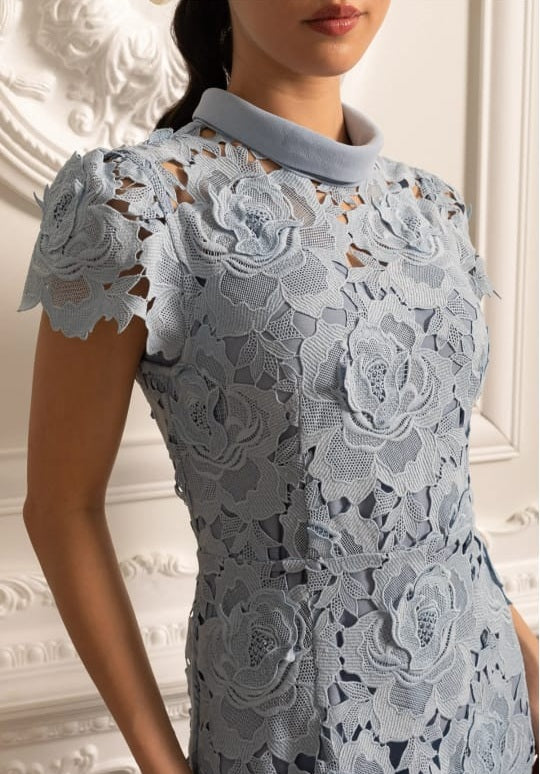 Blumenmuster Spitzenkleid mit hohem Kragen und Midi -Rock - Blau