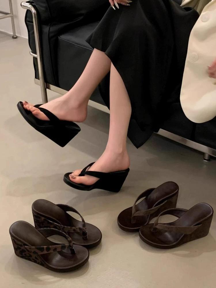 Classic Curve Wedge Sandals