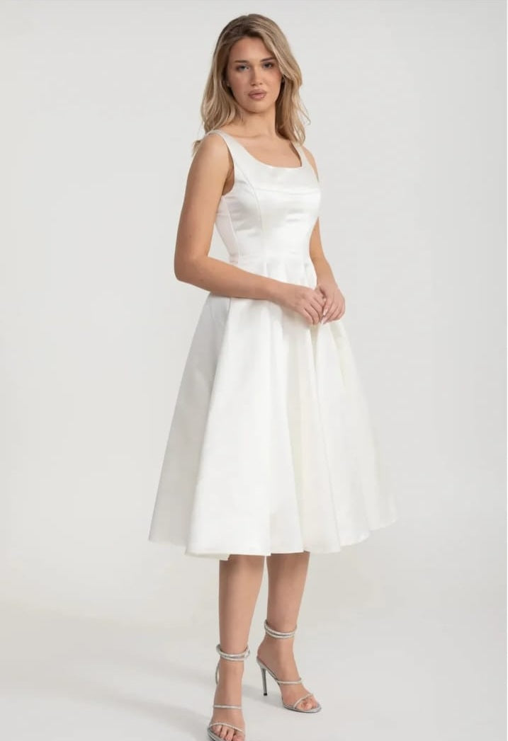 Elegantes A -Line -ärmelloses Kleid mit maßgeschneidertem Oberteil und anmutiger ausgestellter Rock - Weiß