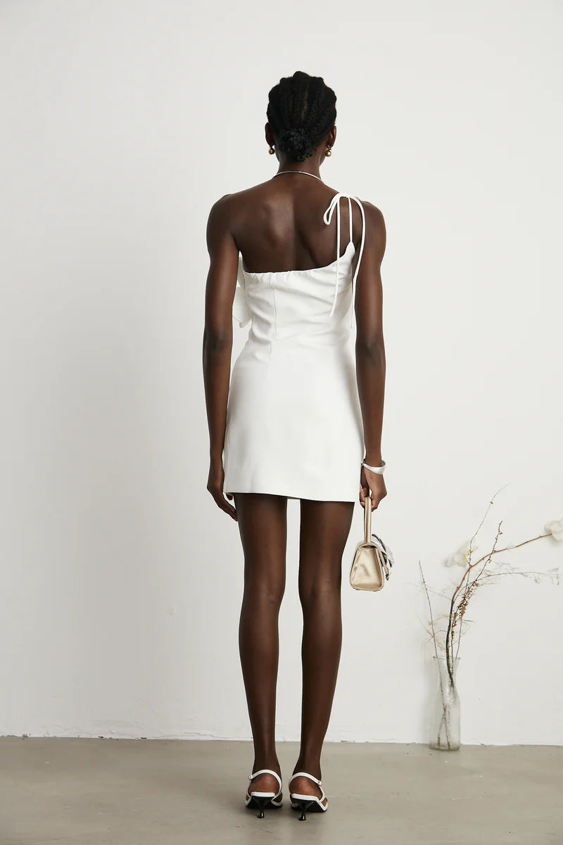 Mini-robe liane florale à épaules déroutantes en blanc