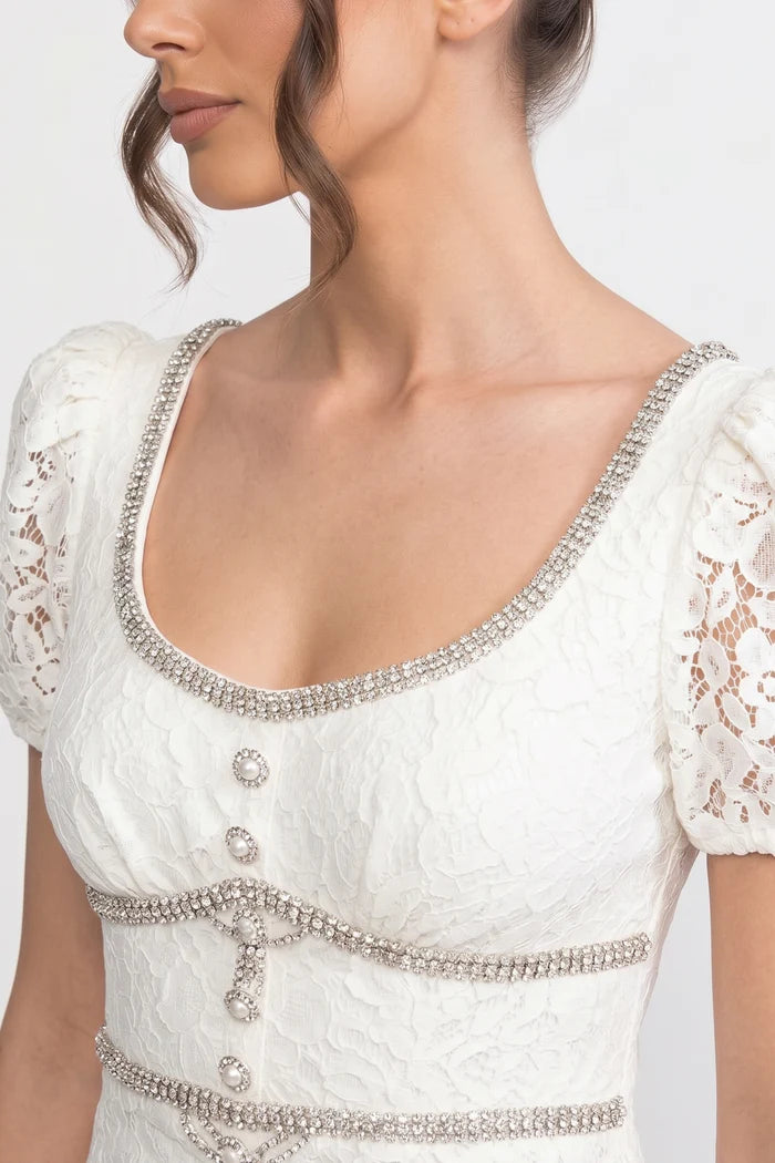 Robe en dentelle à manches courtes avec manches bouffantes courtes et décolleté - ivoire