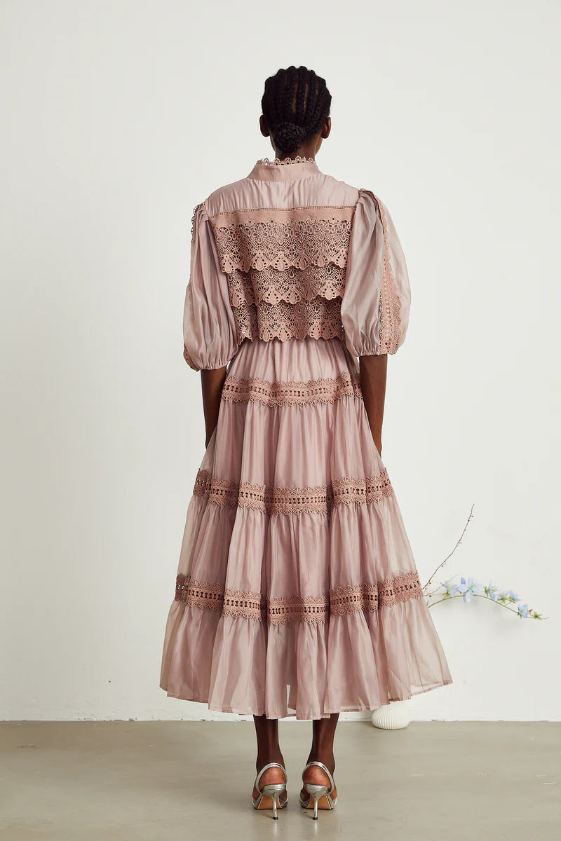 Robe midi à plusieurs niveaux en dentelle