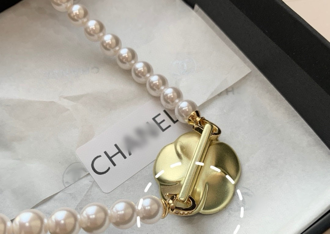 Pearl bracelet with gift box