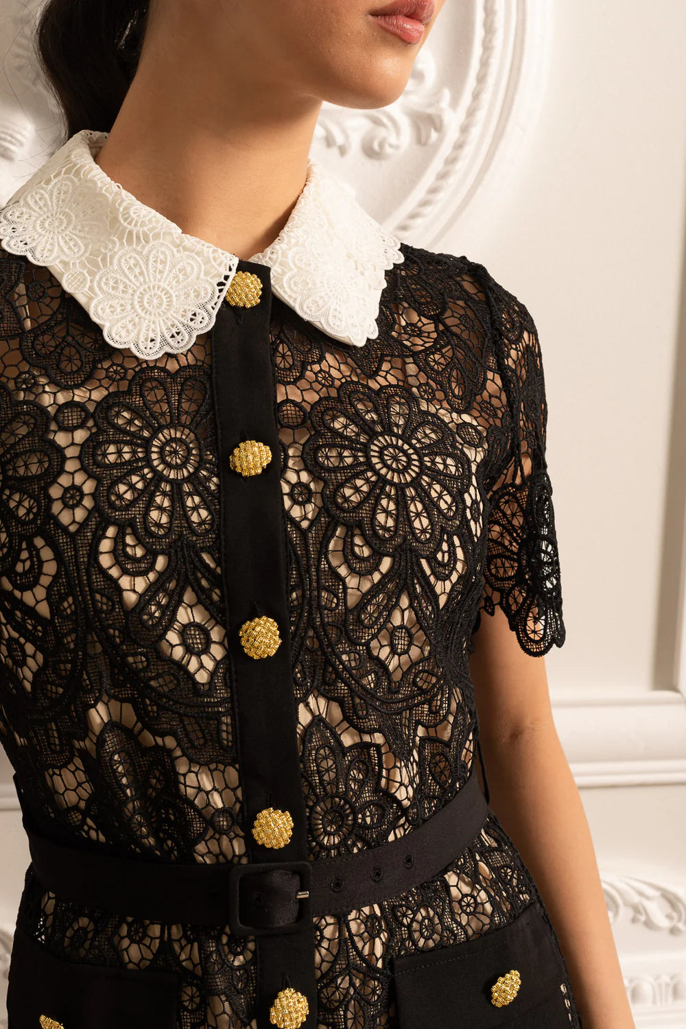 Floral Pattern Lace Dress With Short Sleeves And Contrasting Collar - Black