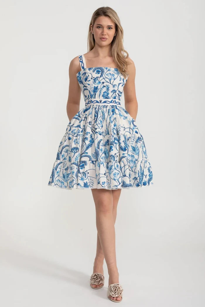Minimiertes Mini -Kleid mit blauem Blumen- und Paisley -Muster - Weiß