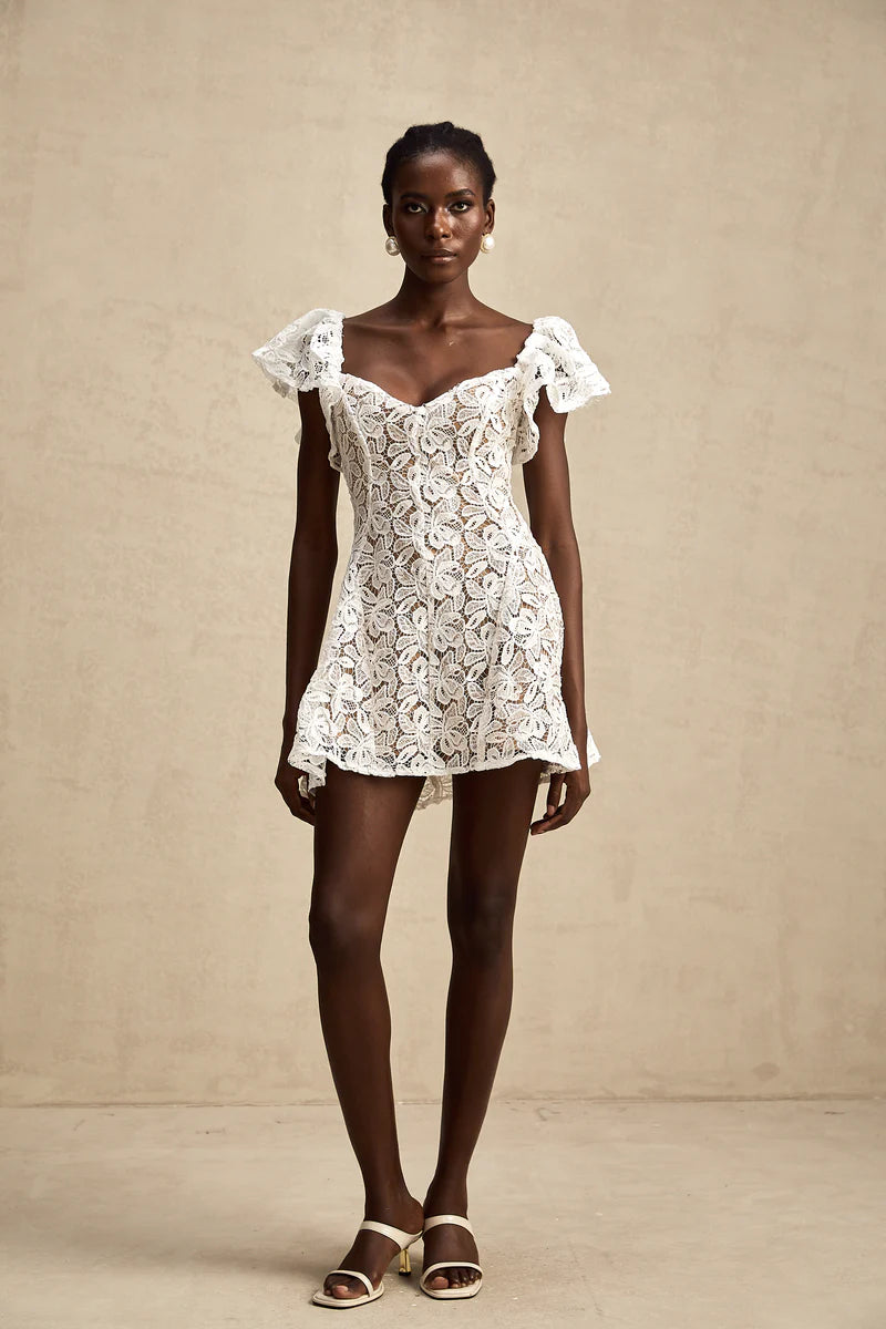 Esmée Flutter-Sheeve en dentelle Robe en blanc