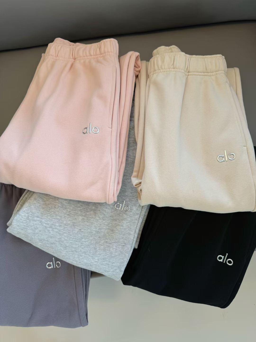 Versatile Classic Logo Straight-Leg Sweatpants -ALO(Brand)