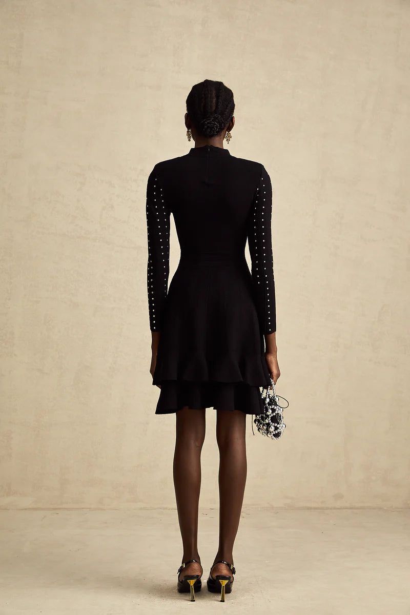 Fabienne noire embelli une mini robe en tricot à volants