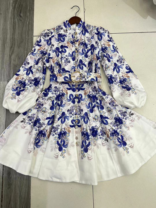 Robe à simple boutonnage et jupe courte