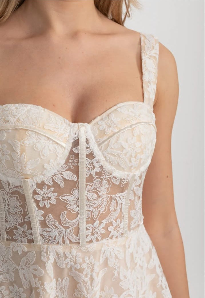Elegant Lace Dress With Fitted Bodice And Delicate Floral Patterns - Ivoire