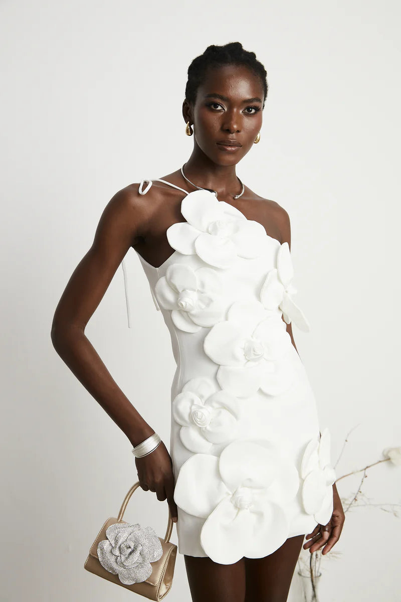 Mini-robe liane florale à épaules déroutantes en blanc