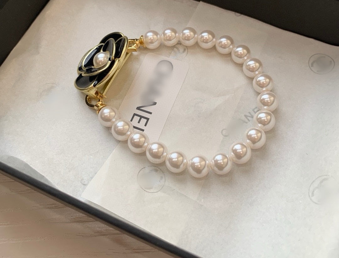 Pearl bracelet with gift box