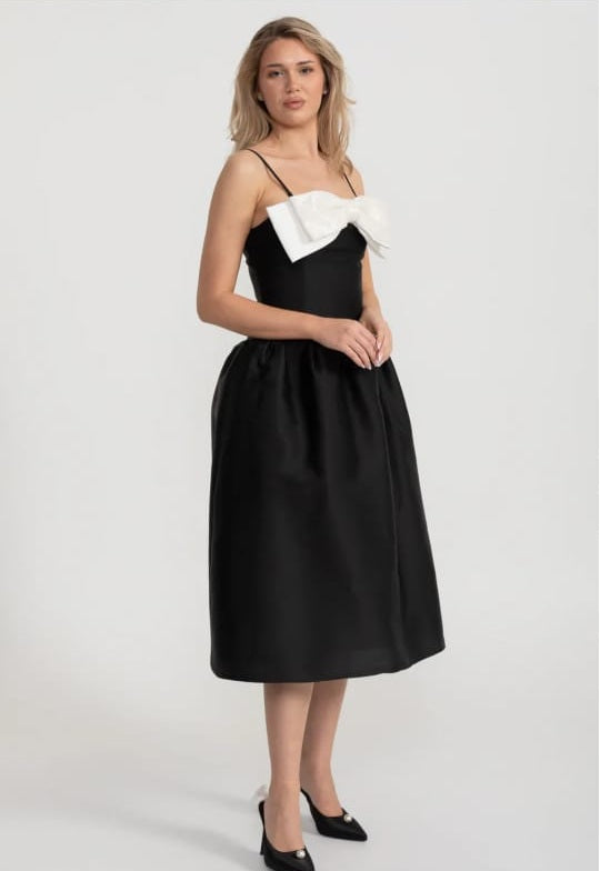 Montiertes ärmelloses Minikleid mit prominenten großen weißen Bogen - schwarz