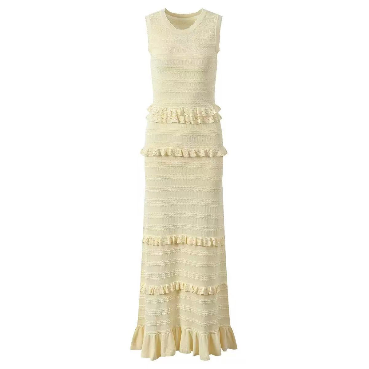 Outfit ruffled sleeveless dress