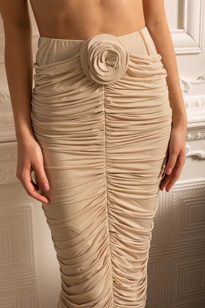 Ruched Skirt With Exquisite Floral Waist Accent - Ivoire
