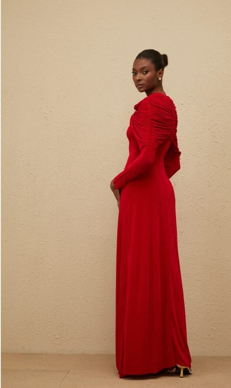 Moderne Red Cape-Design Ruched Maxi Dress