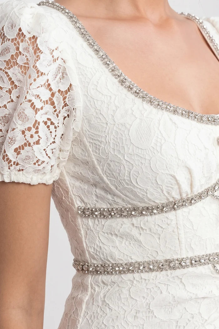 Robe en dentelle à manches courtes avec manches bouffantes courtes et décolleté - ivoire