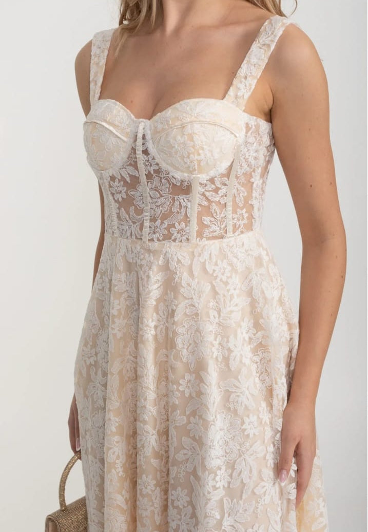 Elegant Lace Dress With Fitted Bodice And Delicate Floral Patterns - Ivoire