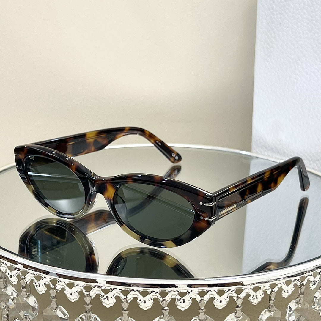 Tortoise shell frame sunglasses