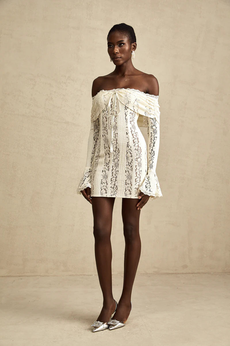Émeline en dentelle florale mini-robe à boucles à bouffée en neutres