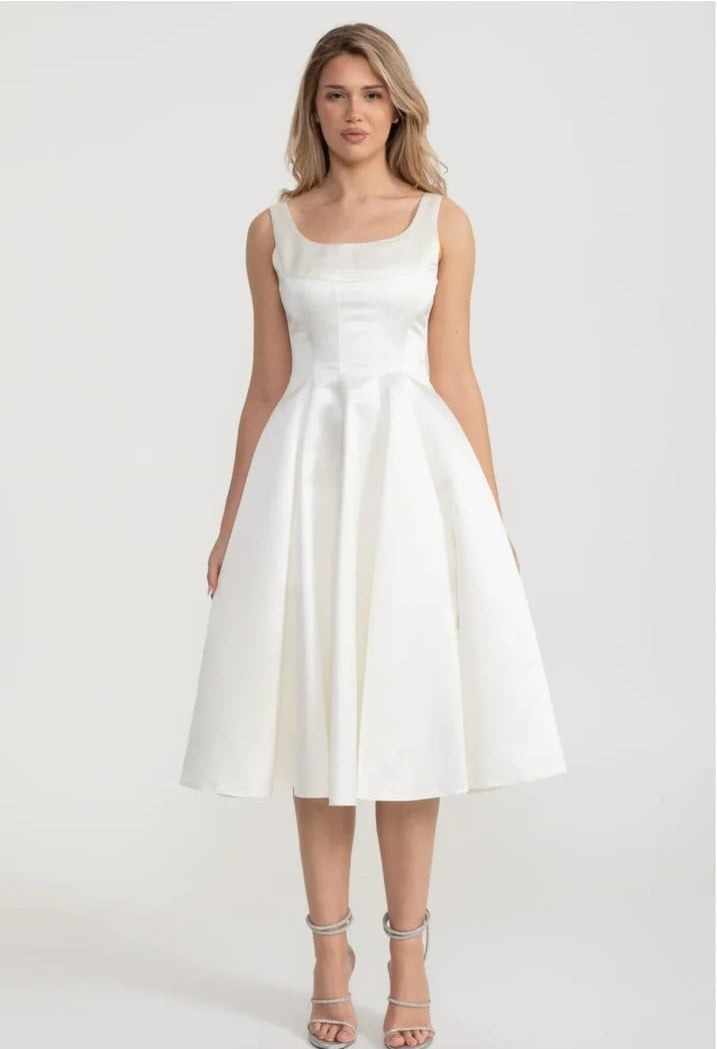 Elegantes A -Line -ärmelloses Kleid mit maßgeschneidertem Oberteil und anmutiger ausgestellter Rock - Weiß