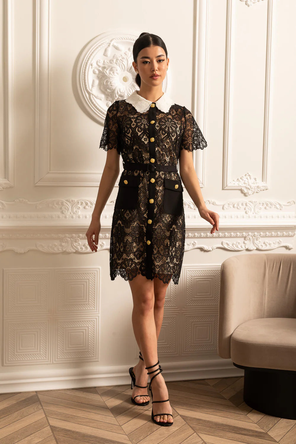 Floral Pattern Lace Dress With Short Sleeves And Contrasting Collar - Black