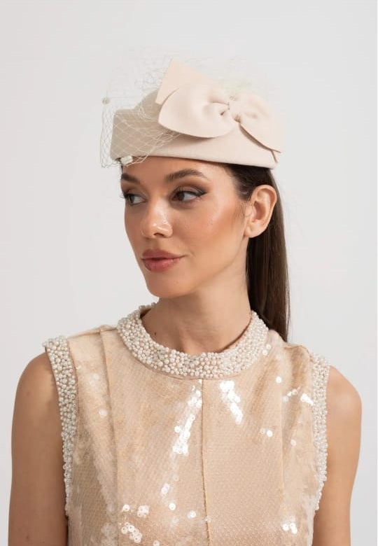 Elegant Hat With Delicate Netting And Decorative Bow Applique - Beige