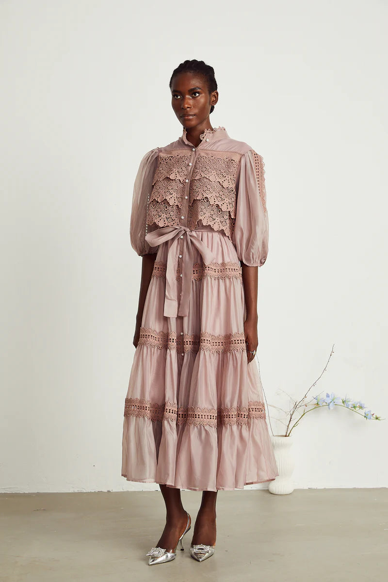 Robe midi à plusieurs niveaux en dentelle