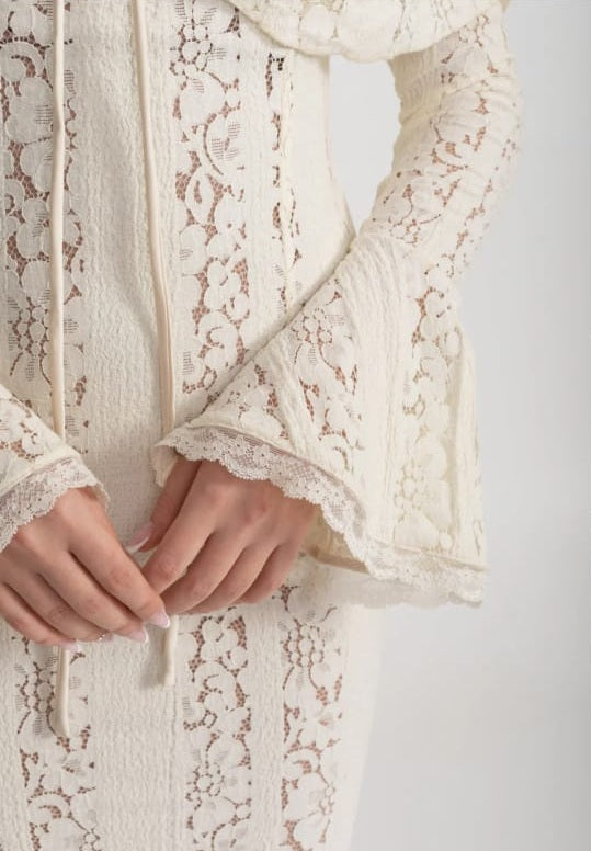 Elegant Off-Shoulder Lace Gown With Long Flared Sleeves - Ivoire