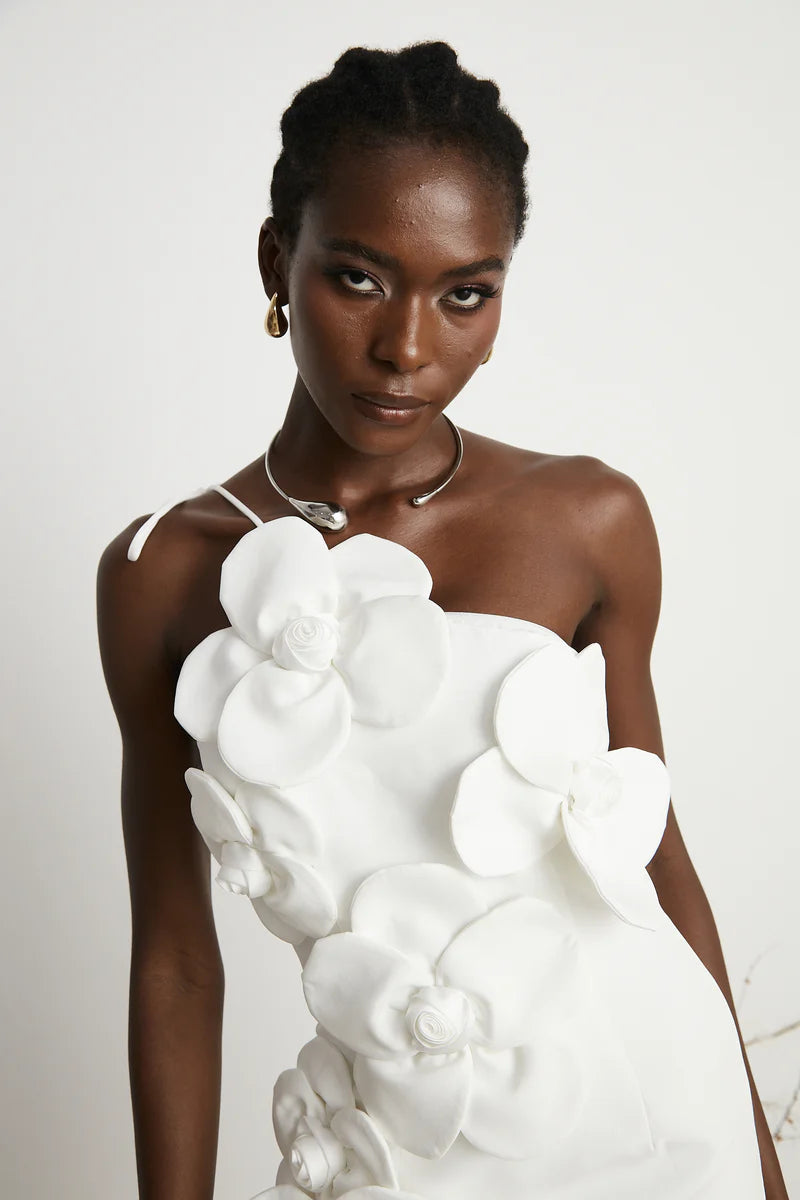 Mini-robe liane florale à épaules déroutantes en blanc