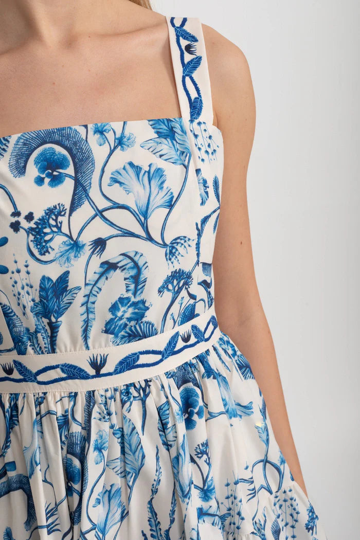 Minimiertes Mini -Kleid mit blauem Blumen- und Paisley -Muster - Weiß