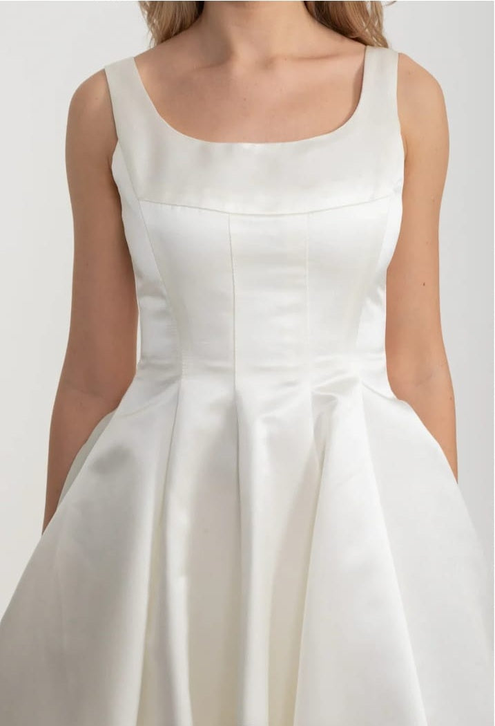 Elegantes A -Line -ärmelloses Kleid mit maßgeschneidertem Oberteil und anmutiger ausgestellter Rock - Weiß