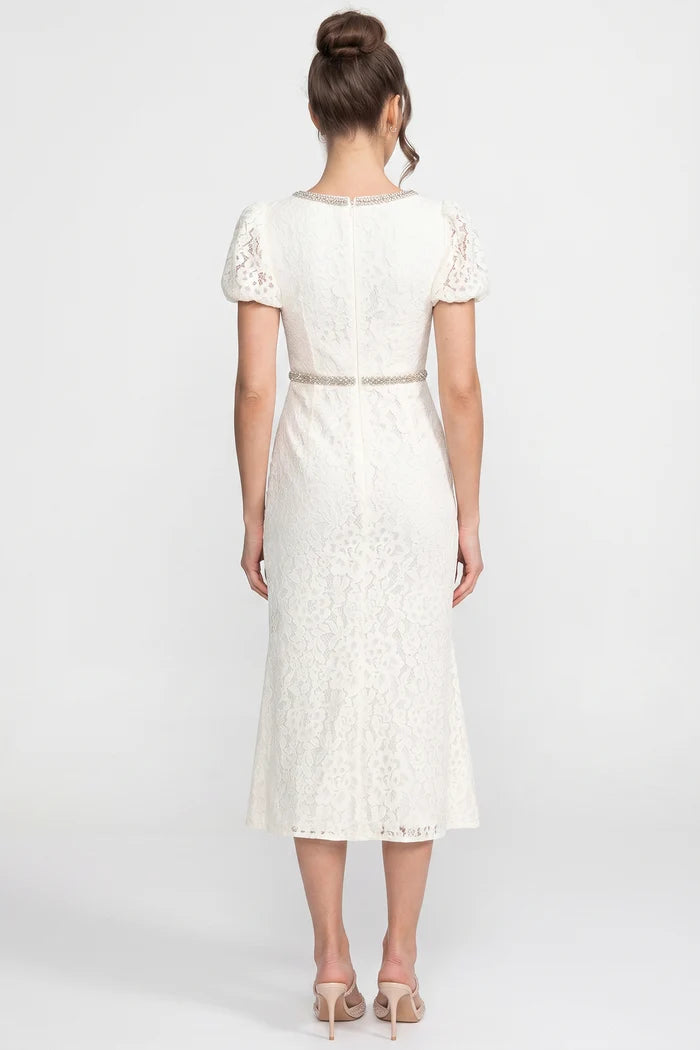 Robe en dentelle à manches courtes avec manches bouffantes courtes et décolleté - ivoire
