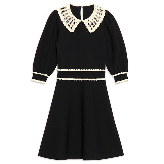 Robe en dentelle à col de poupée