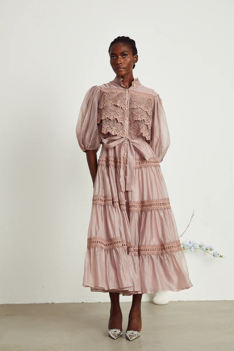 Robe midi à plusieurs niveaux en dentelle