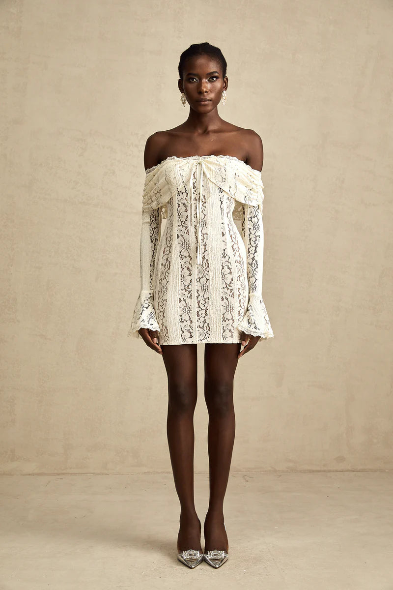 Émeline en dentelle florale mini-robe à boucles à bouffée en neutres