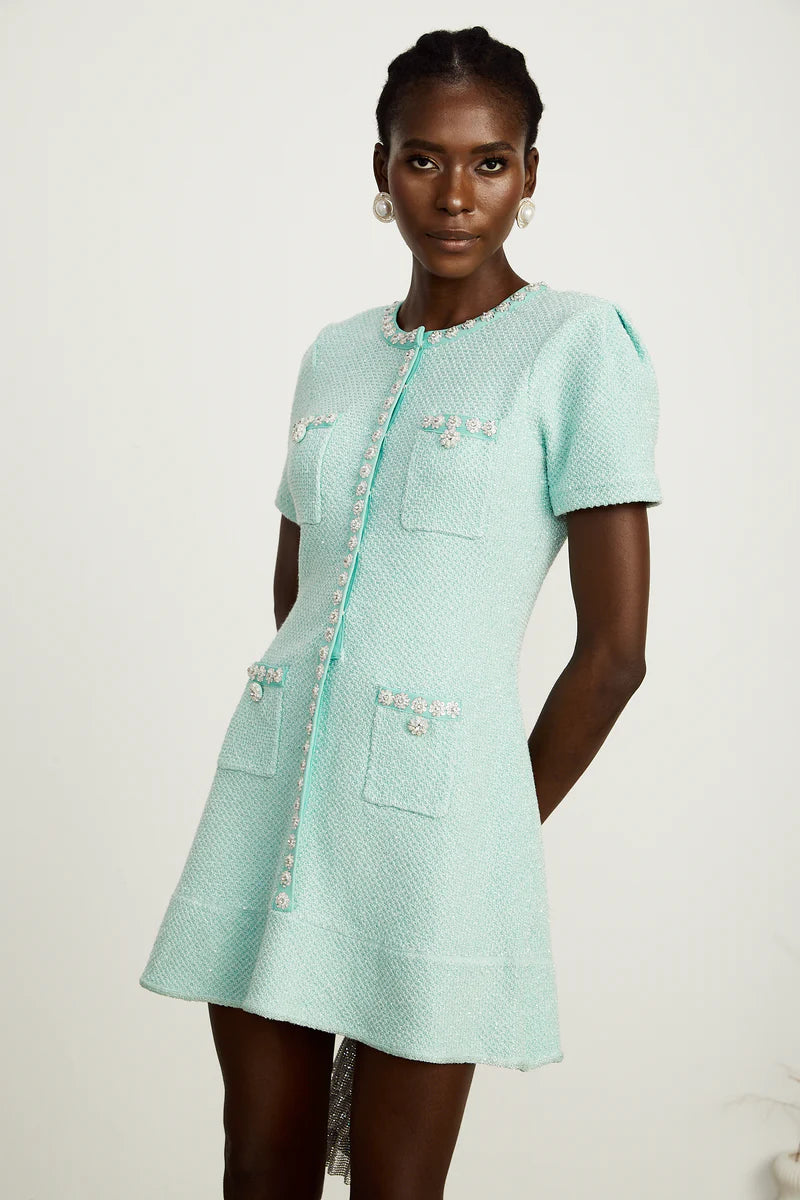 Jocelyne embelli une mini robe